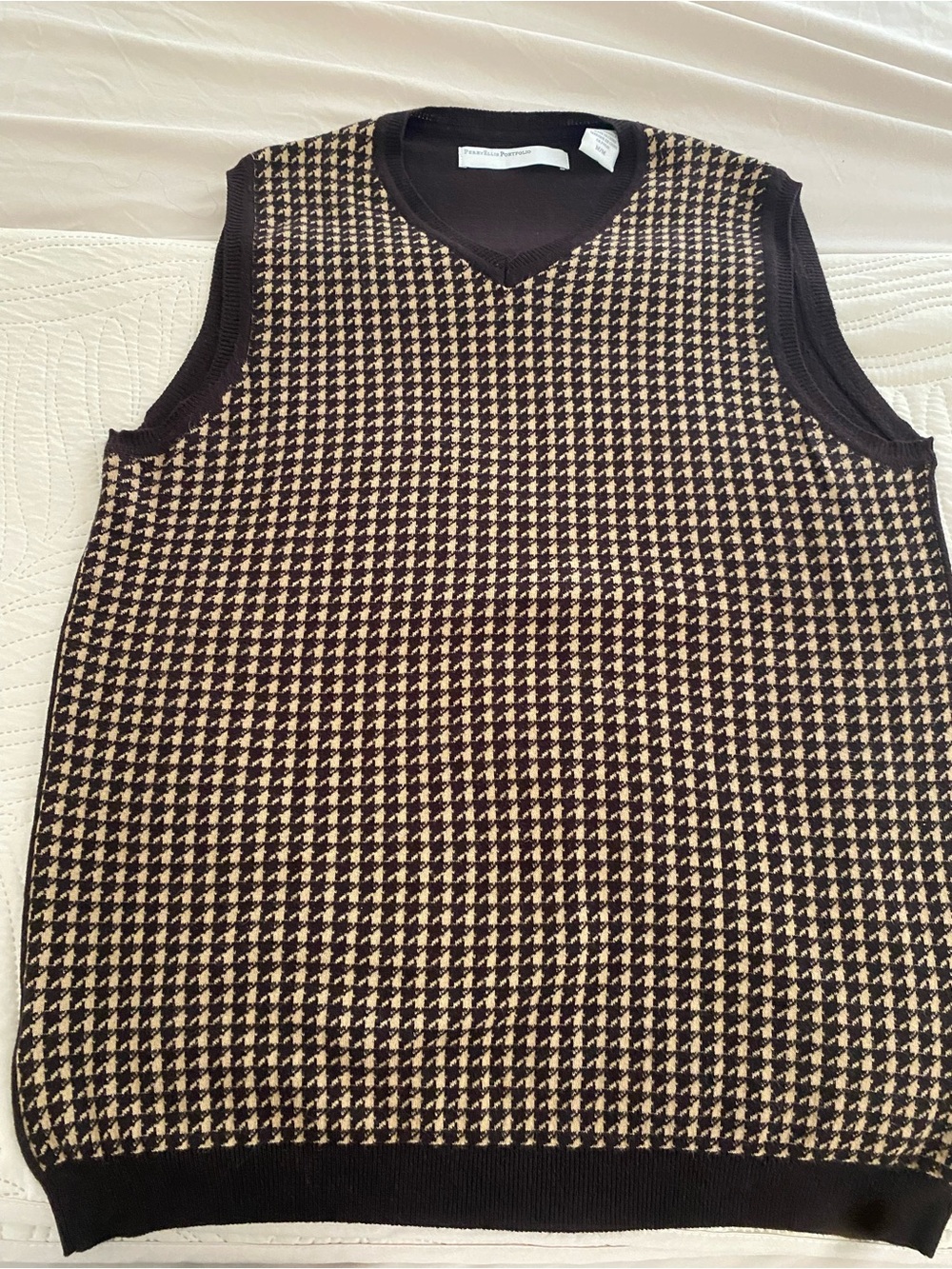 Like New Perry Ellis Portfolio Houndstooth V-Neck Sweater Vest - Brown & Cream